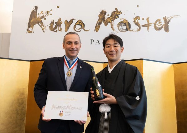 画像1: [Kura Master2026に最高賞プレジデント賞]　七賢　スパークリング日本酒  星ノ輝　720ml　[化粧箱入] (1)